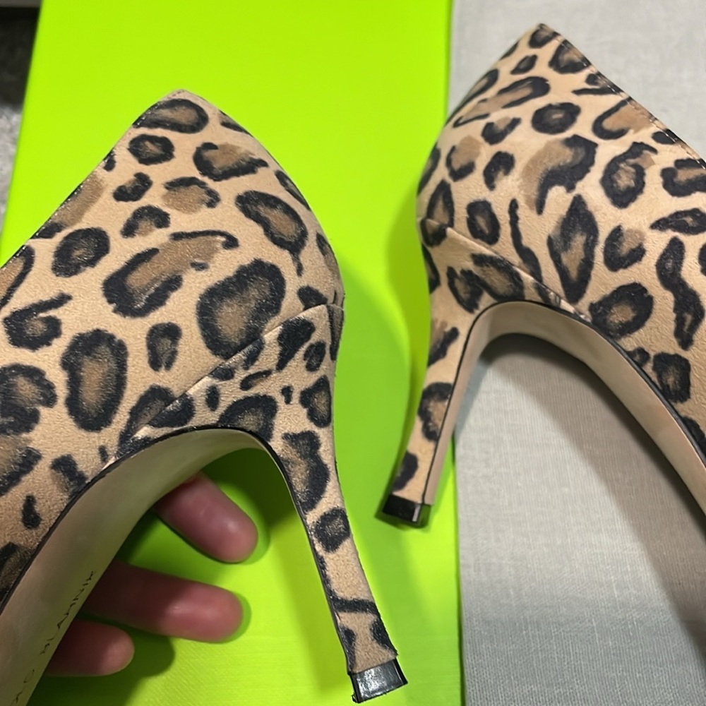 Manolo Blahnik leopard suede heels - Picture 9 of 13